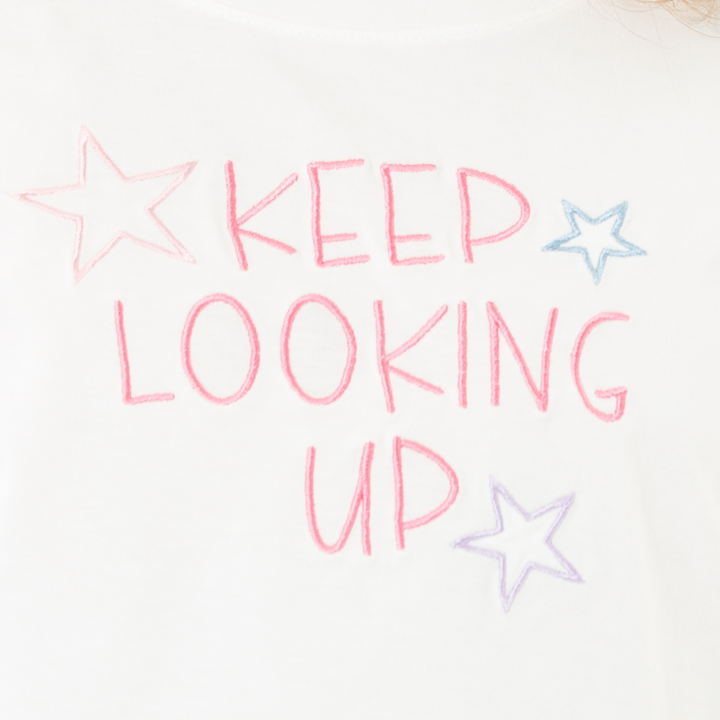 CAMISETA CROP PARA NIÑA CON BORDADO KEEP LOOKING UP