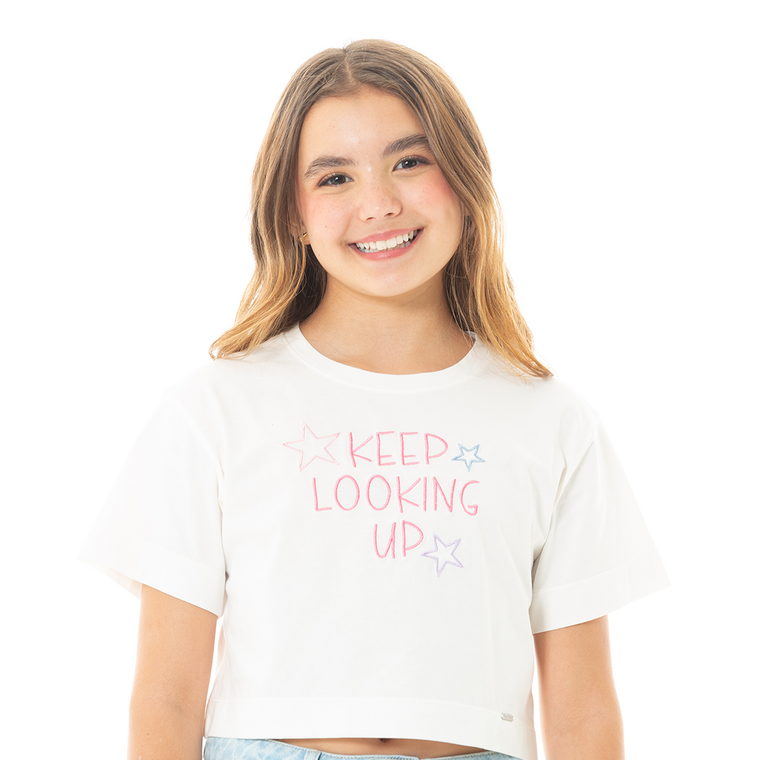 CAMISETA CROP PARA NIÑA CON BORDADO KEEP LOOKING UP