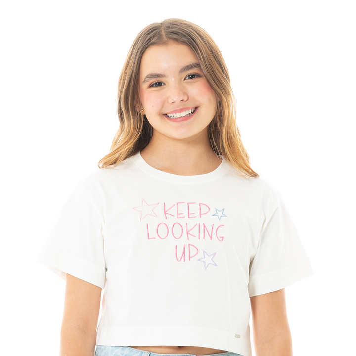 CAMISETA CROP PARA NIÑA CON BORDADO KEEP LOOKING UP