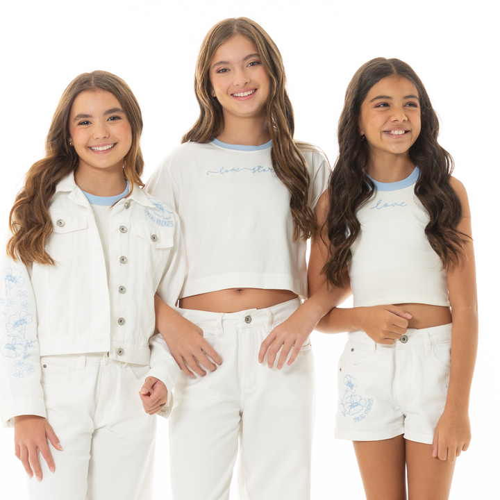 CROP TOP PARA NIÑAS CON BORDADO LOVE EN AZUL CLARO