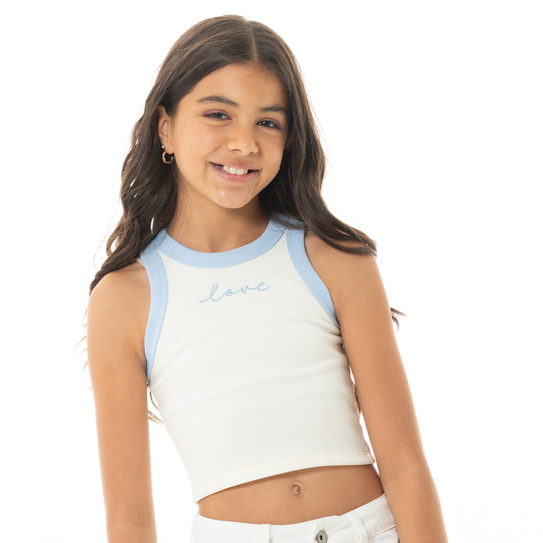 CROP TOP PARA NIÑAS CON BORDADO LOVE EN AZUL CLARO