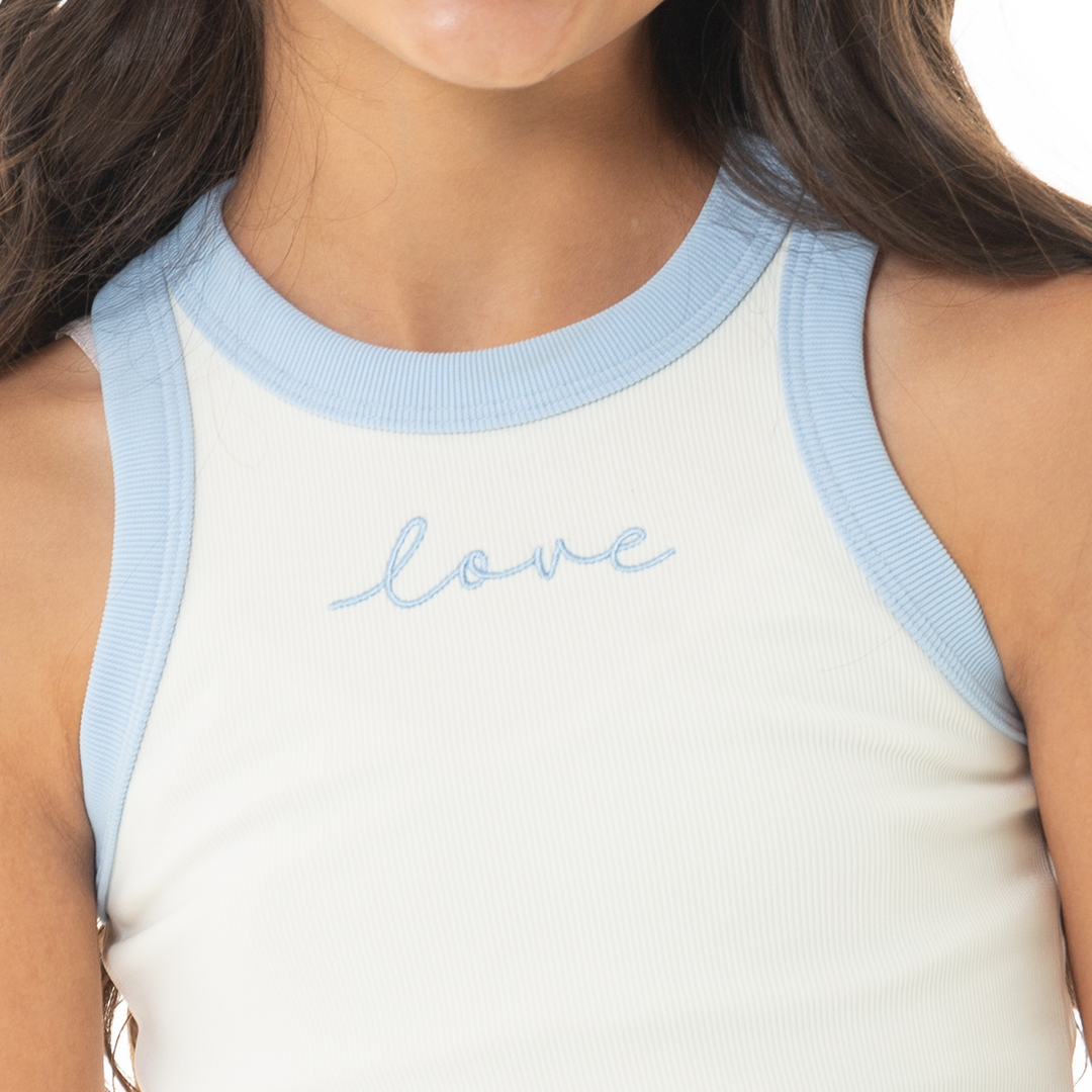 CROP TOP PARA NIÑAS CON BORDADO LOVE EN AZUL CLARO