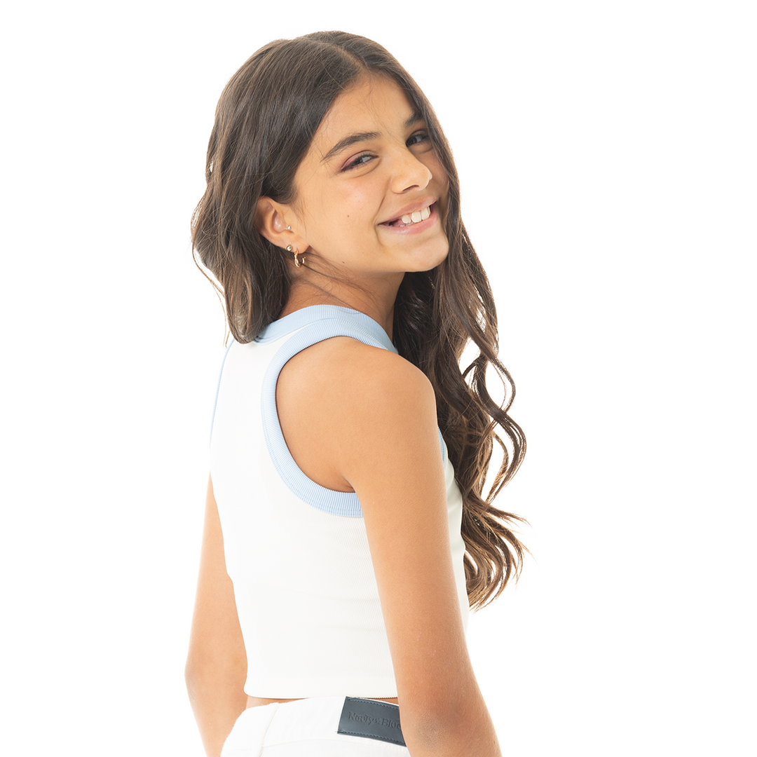CROP TOP PARA NIÑAS CON BORDADO LOVE EN AZUL CLARO