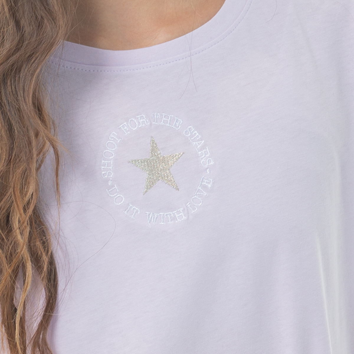 CAMISETA PARA NIÑA CON DISEÑO EN EL PECHO BORDADO
