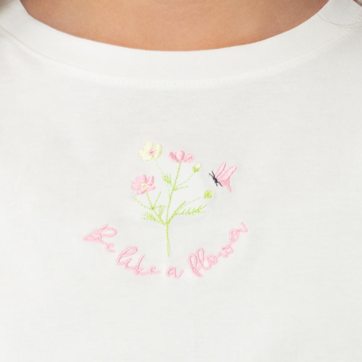 CAMISETA CROP PARA NIÑA CON DISEÑO FLORAL BORDADO