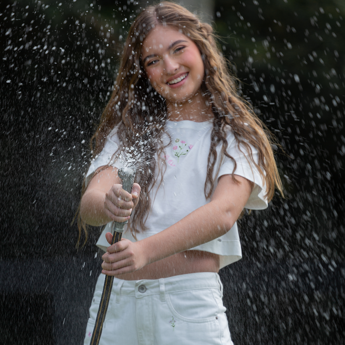CAMISETA CROP PARA NIÑA CON DISEÑO FLORAL BORDADO