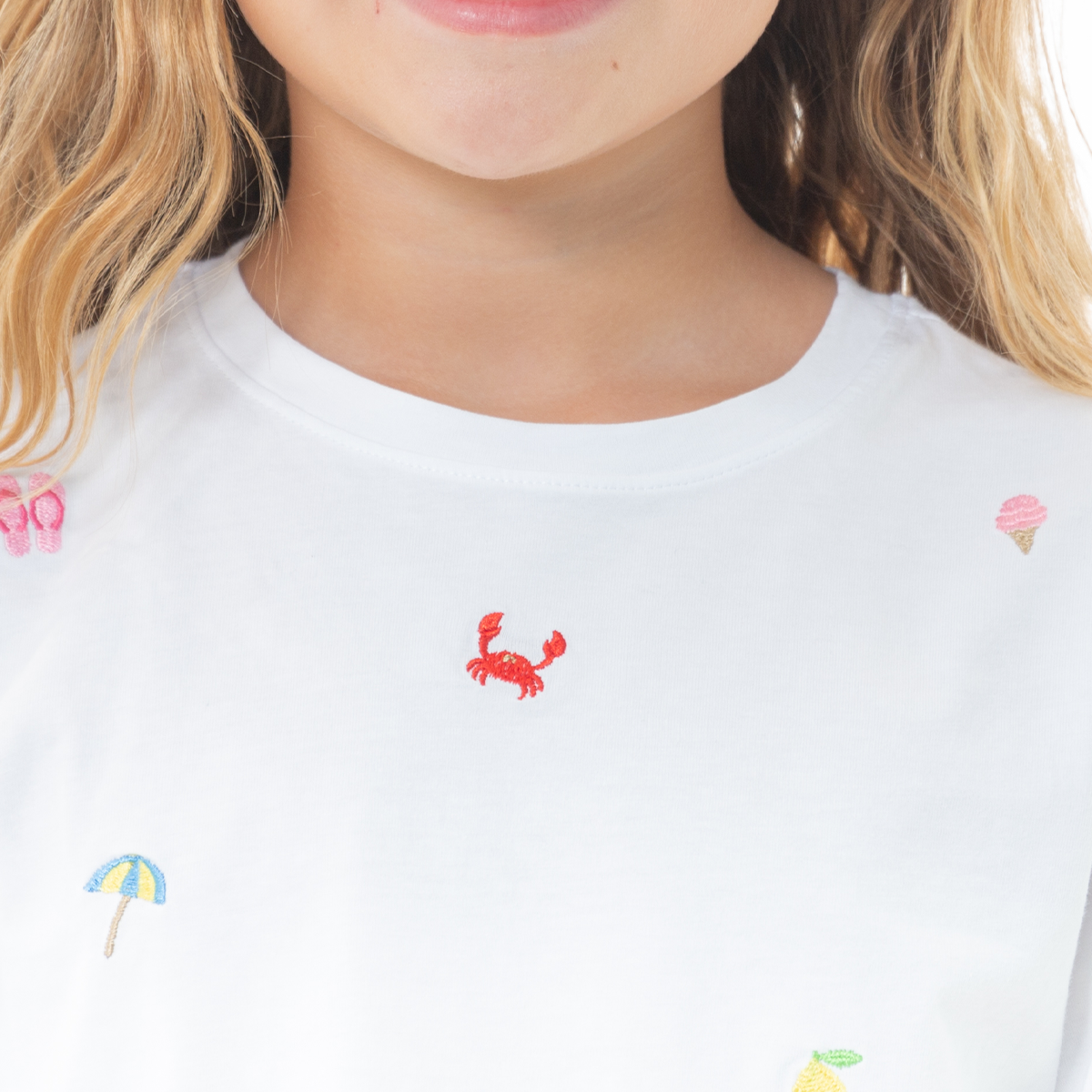 CAMISETA CROP PARA NIÑAS CON DISEÑOS BORDADOS