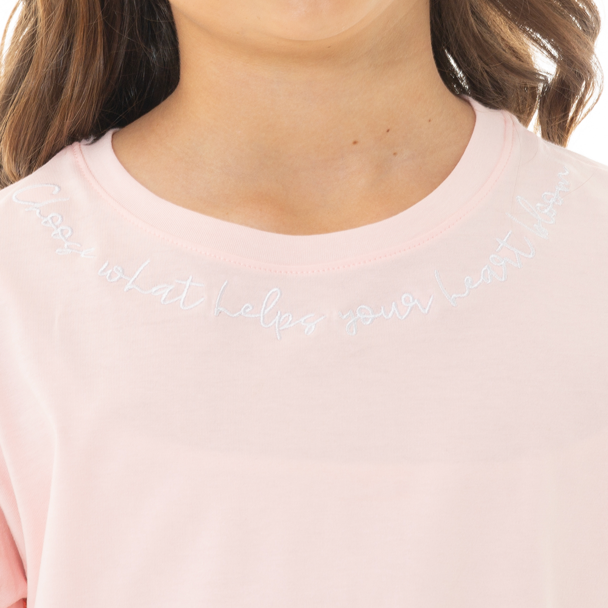 CAMISETA CROP PARA NIÑAS CON DISEÑO BORDADO