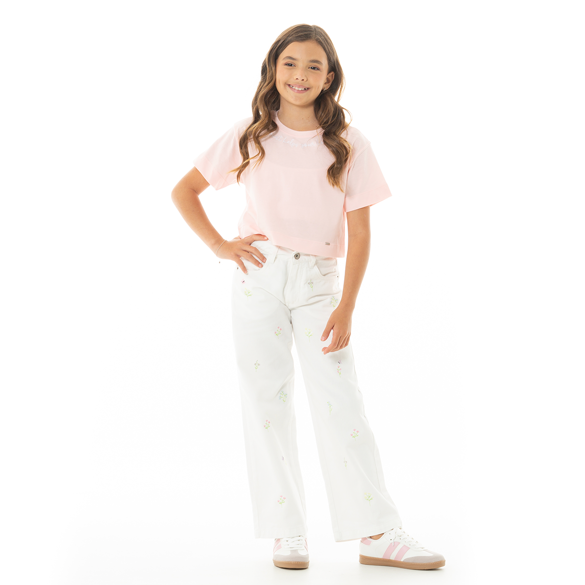CAMISETA CROP PARA NIÑAS CON DISEÑO BORDADO