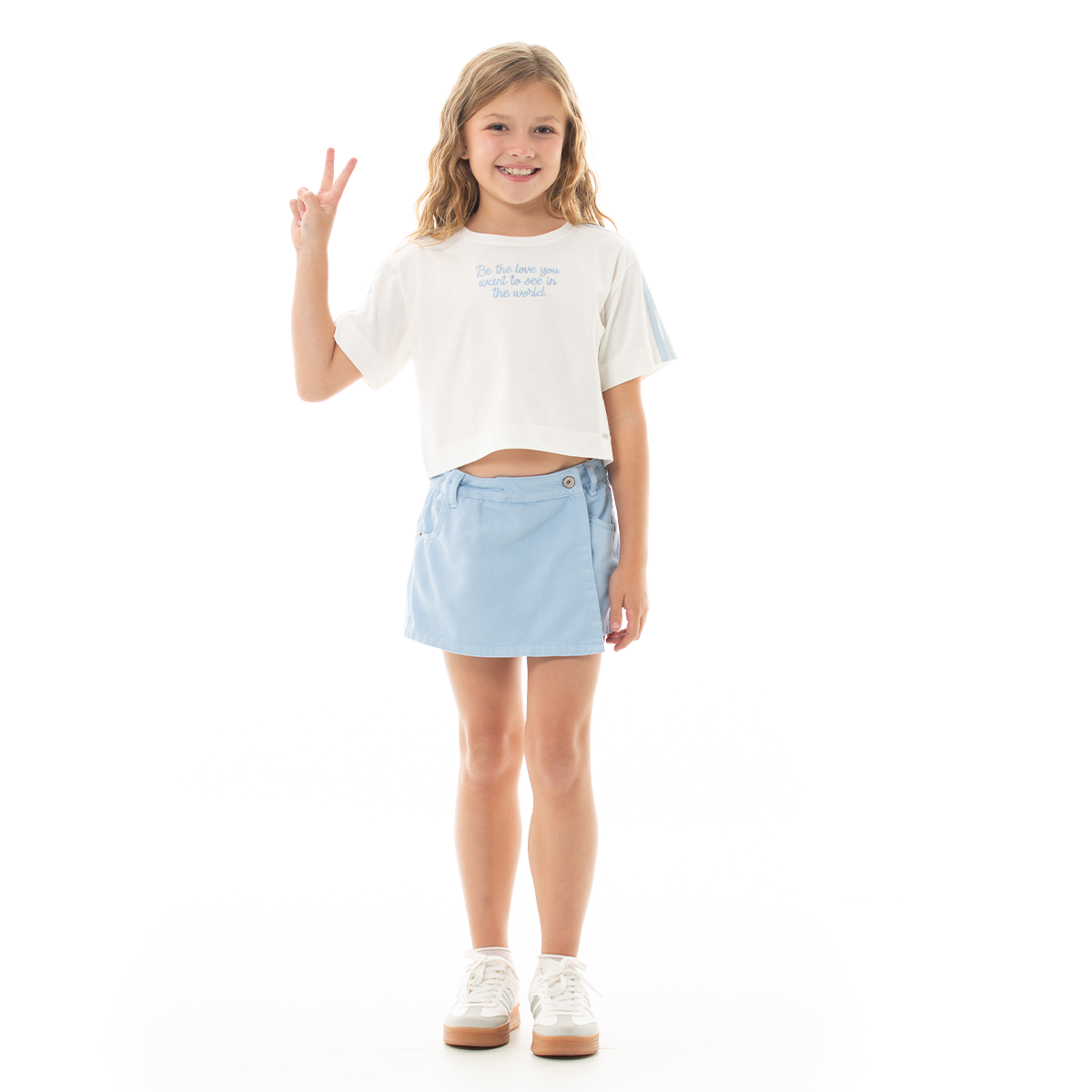 CAMISETA CROP PARA NIÑA CON DISEÑO BORDADO COLOR AZUL