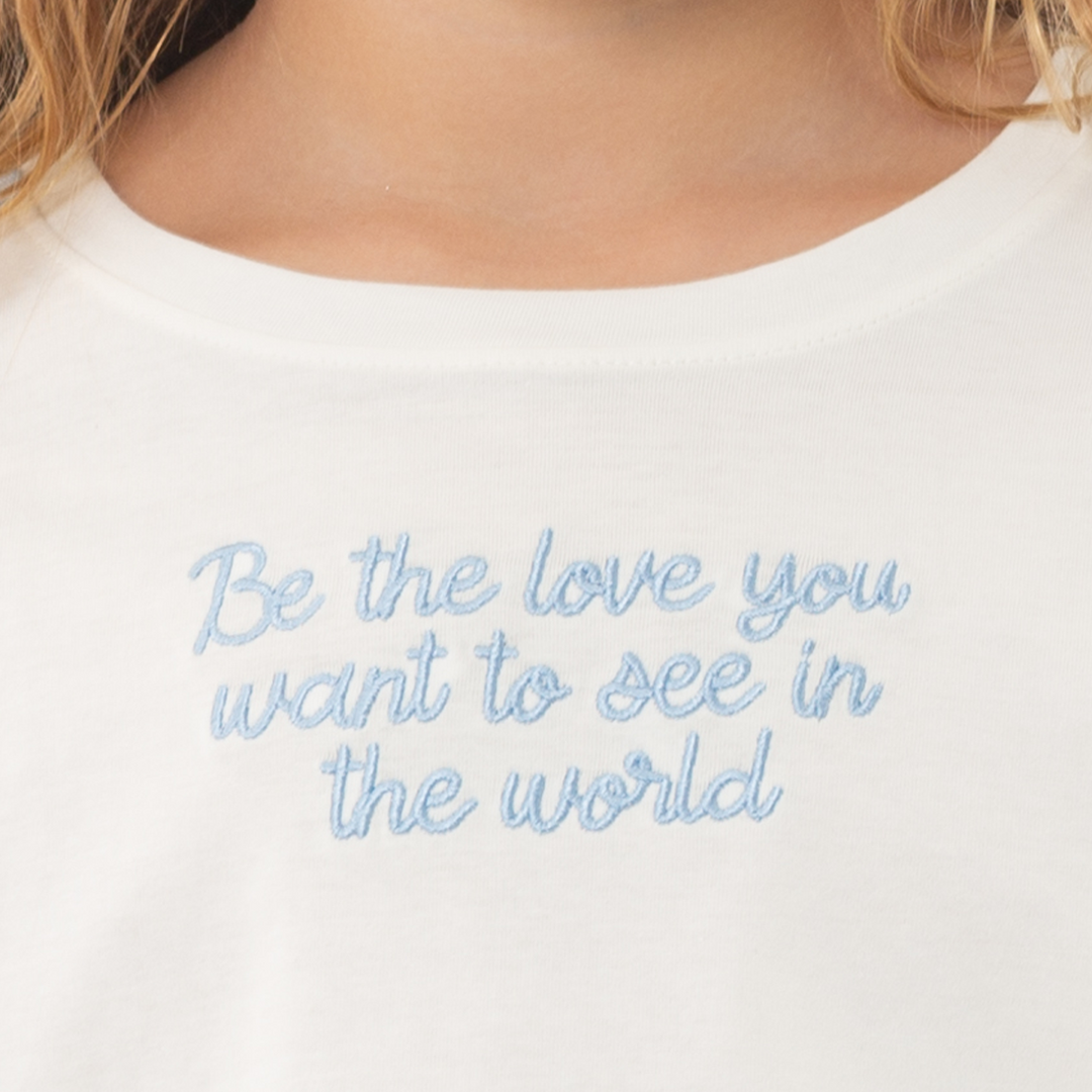 CAMISETA CROP PARA NIÑA CON DISEÑO BORDADO COLOR AZUL
