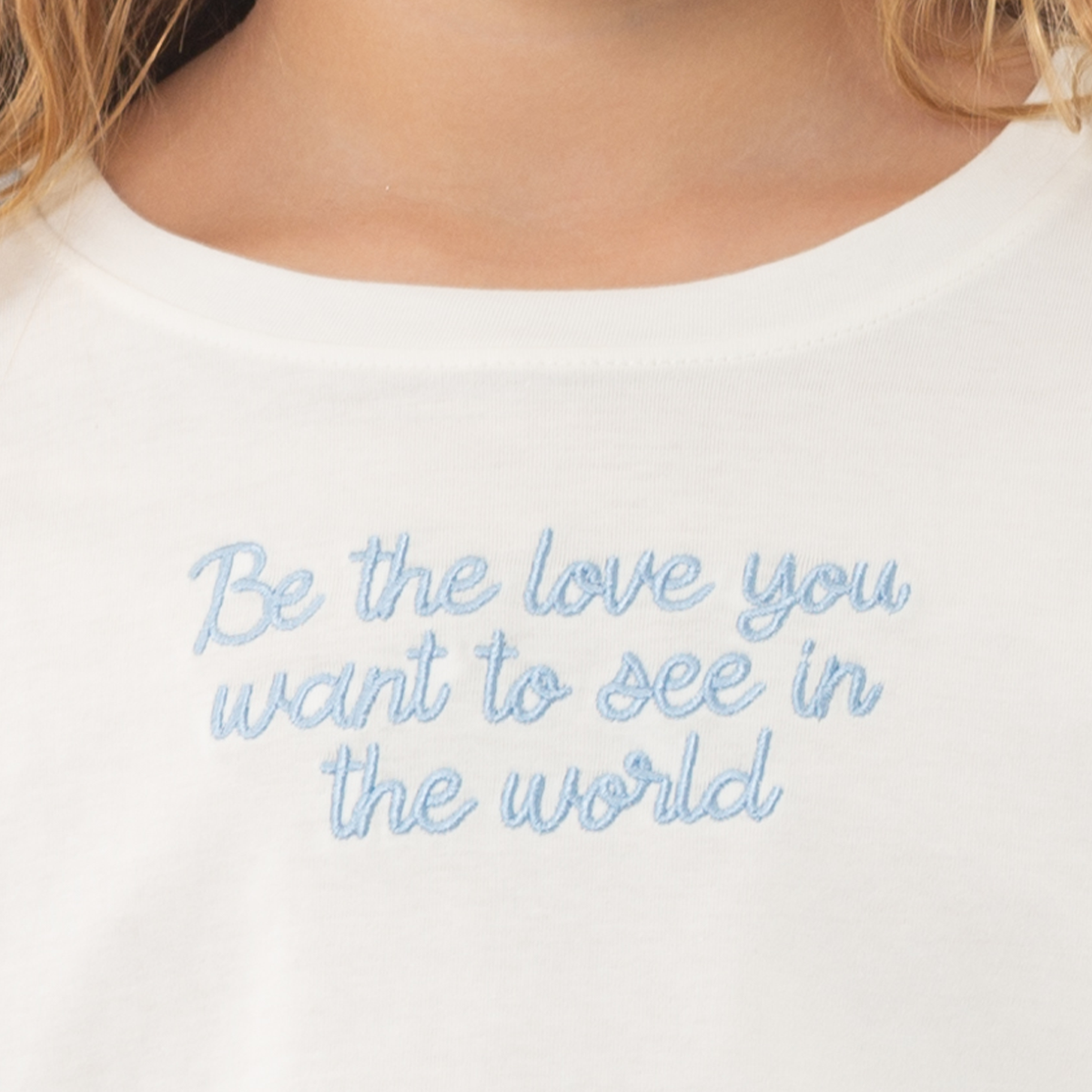 CAMISETA CROP PARA NIÑA CON DISEÑO BORDADO COLOR AZUL