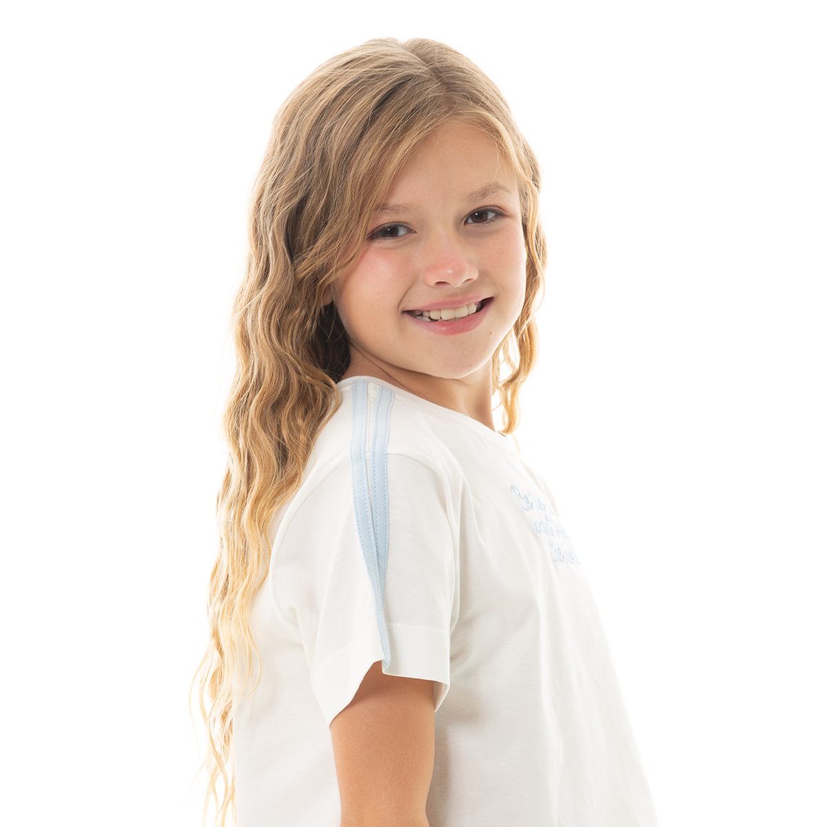CAMISETA CROP PARA NIÑA CON DISEÑO BORDADO COLOR AZUL