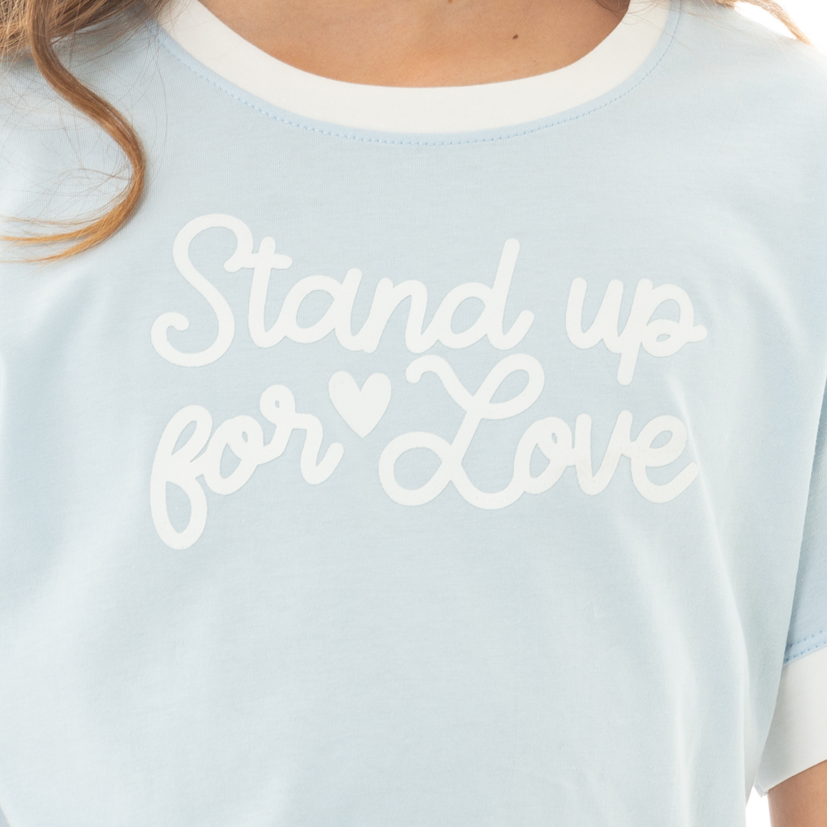 CAMISETA CROP PARA NIÑAS CON DISEÑO ESTAMPADO
