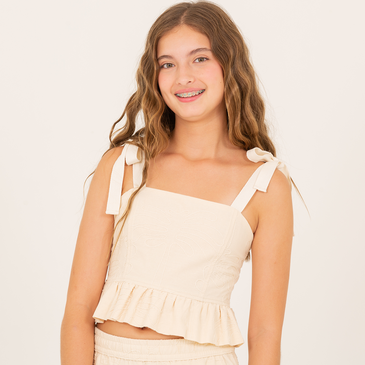 Crop top para niñas con diseños bordados