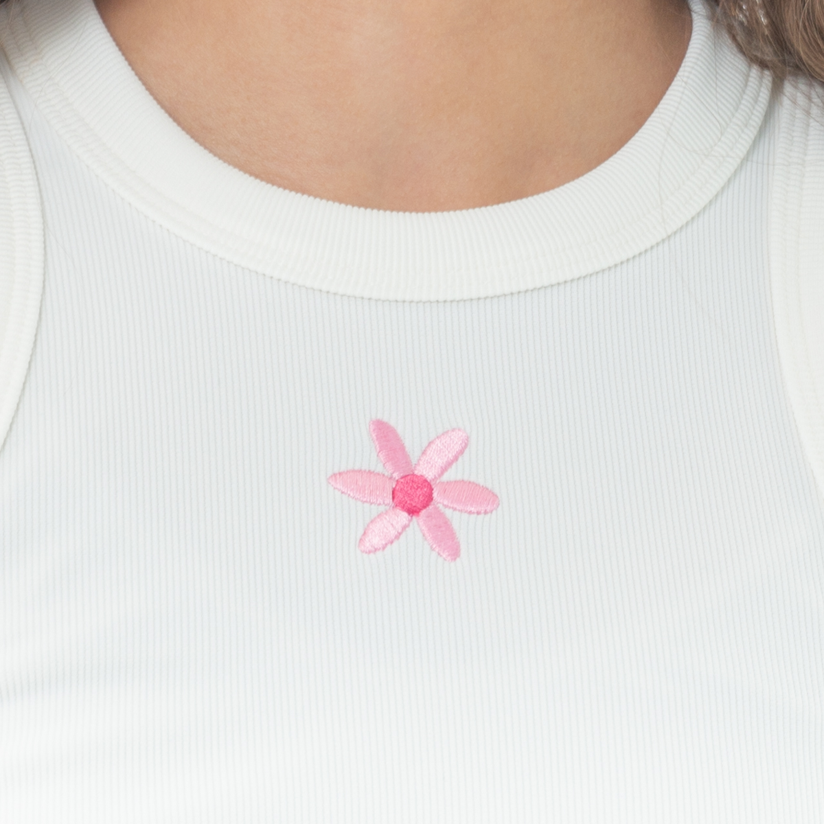 Crop top para niñas con diseño bordado