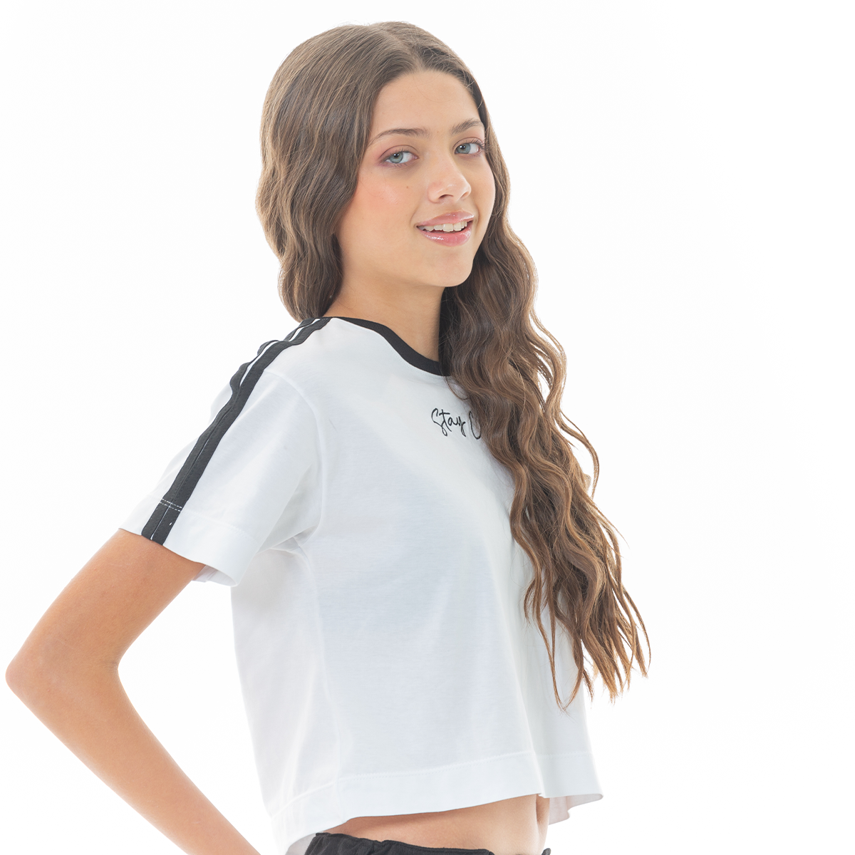 CAMISETA CROP PARA NIÑA CON BORDADO STAY COOL