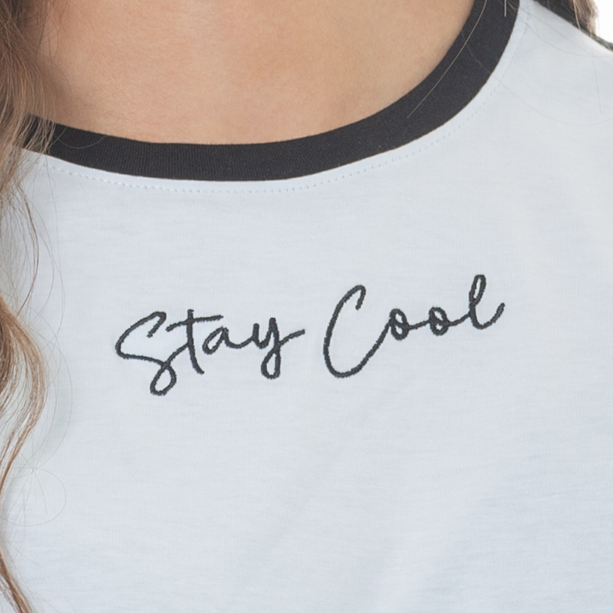 CAMISETA CROP PARA NIÑA CON BORDADO STAY COOL