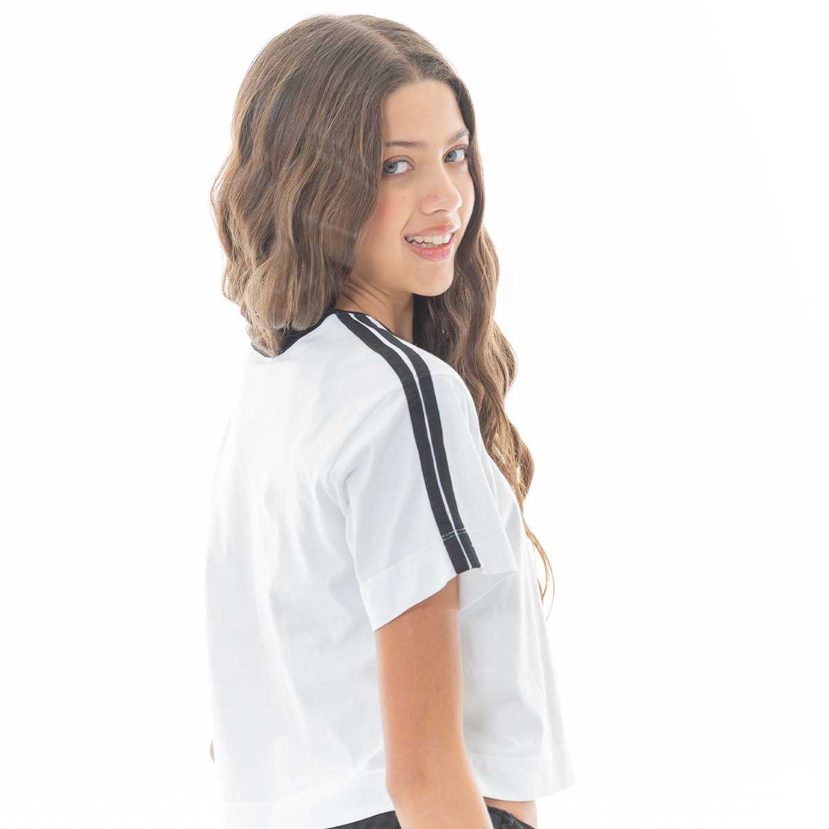 CAMISETA CROP PARA NIÑA CON BORDADO STAY COOL