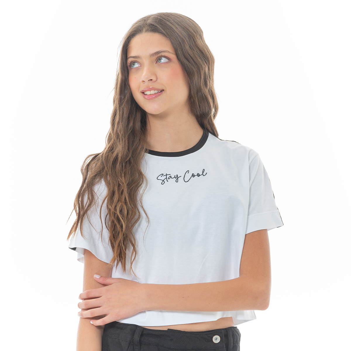 CAMISETA CROP PARA NIÑA CON BORDADO STAY COOL