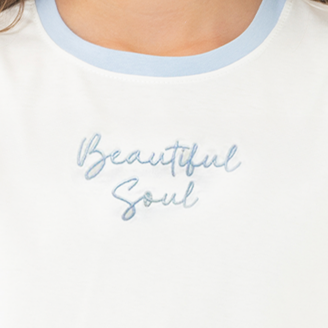 CAMISETA CROP PARA NIÑA CON DISEÑO BORDADO - BEAUTIFUL SOUL