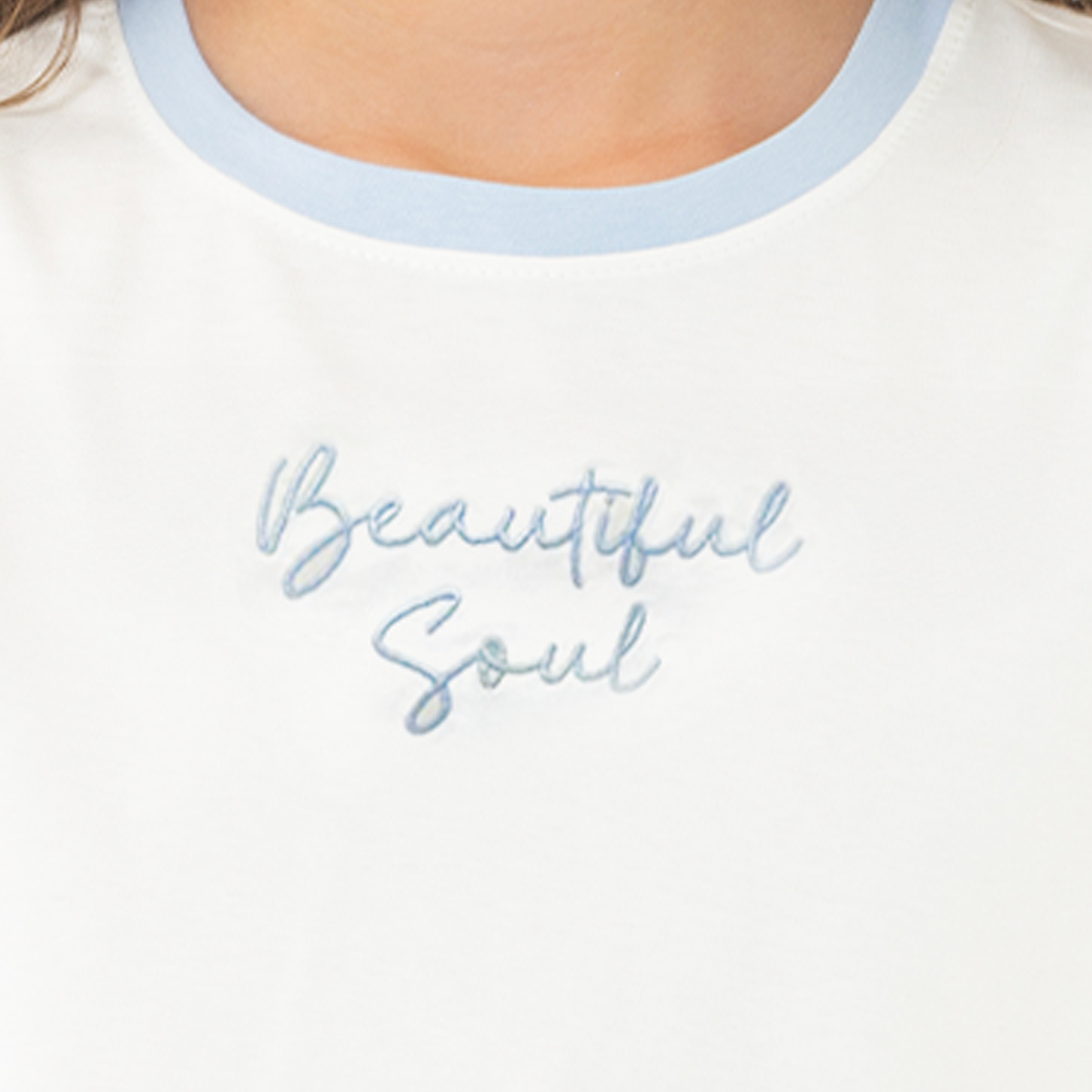 CAMISETA CROP PARA NIÑA CON DISEÑO BORDADO - BEAUTIFUL SOUL