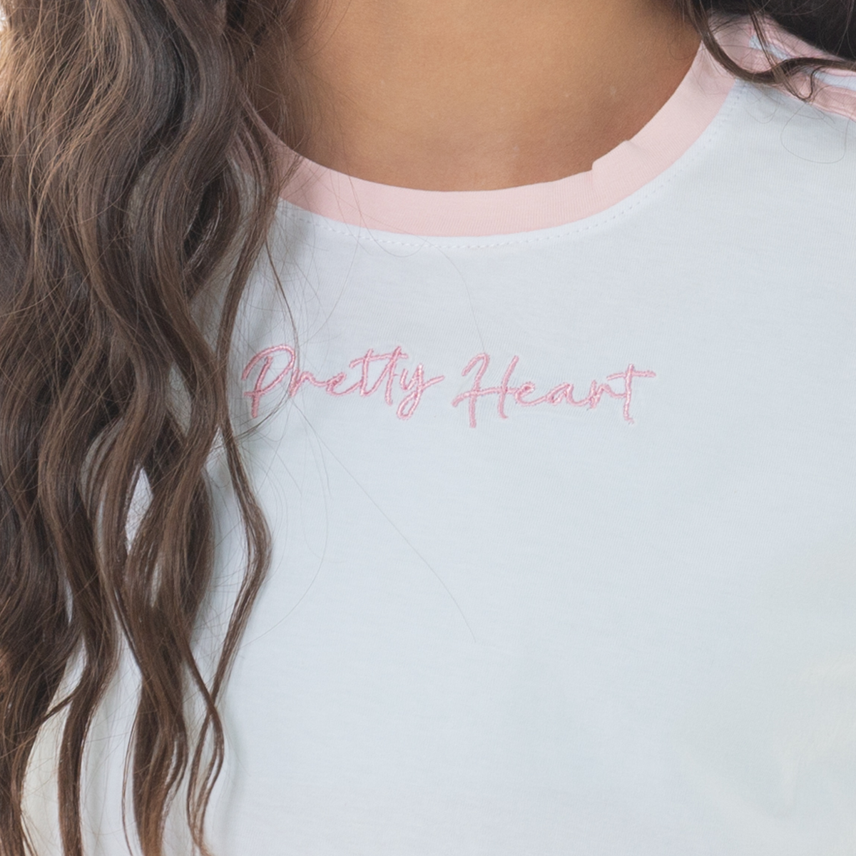 Camiseta para niñas en algodón con diseño “pretty heart” bordado