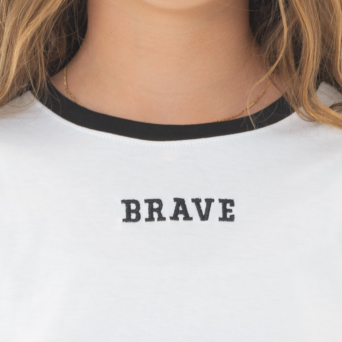 Camiseta para niñas en algodón con texto “brave” bordado