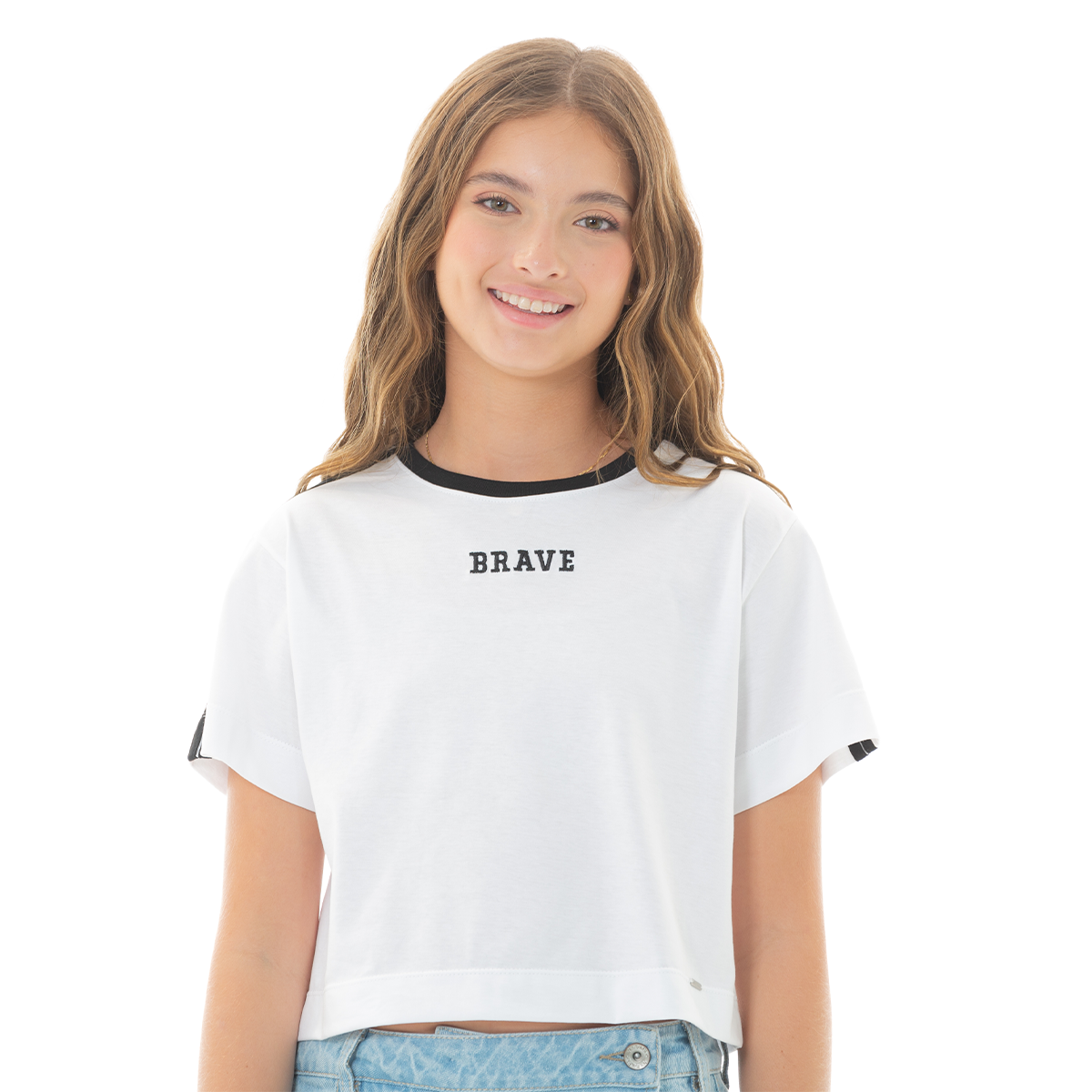 Camiseta para niñas en algodón con texto “brave” bordado