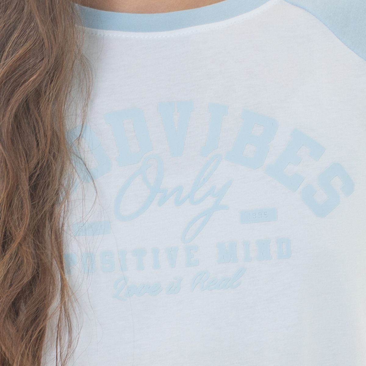 CAMISETA PARA NIÑAS CON DISEÑO ESTAMPADO - GOOD VIBES