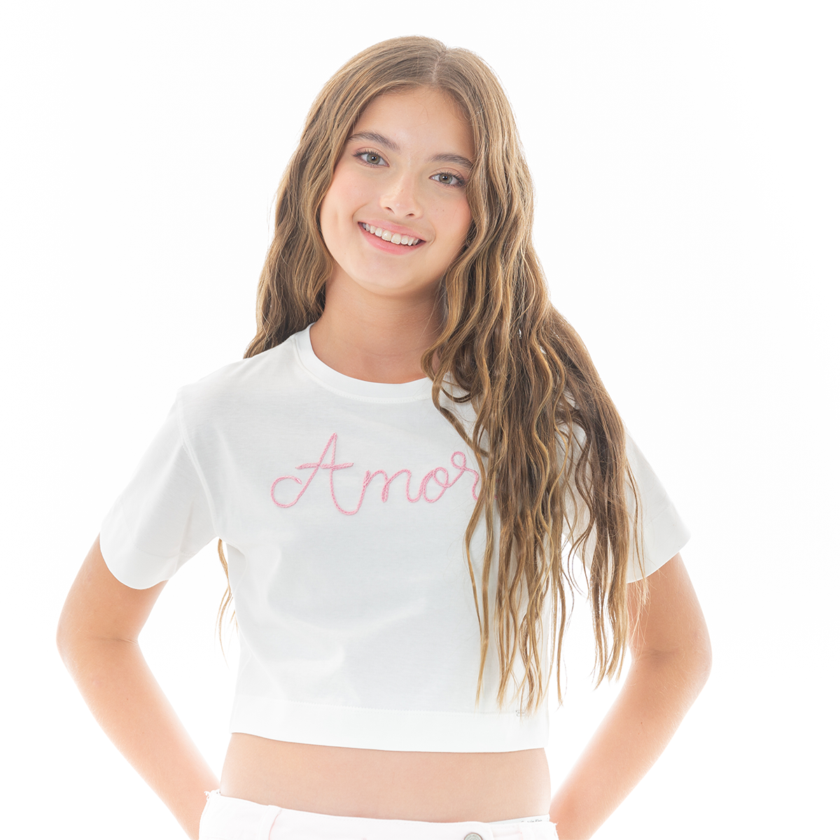 CAMISETA CROP PARA NIÑA CON DISEÑO BORDADO