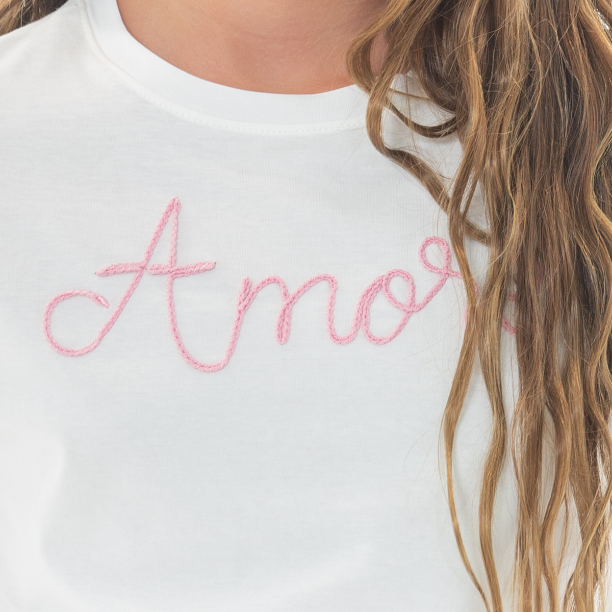 CAMISETA CROP PARA NIÑA CON DISEÑO BORDADO