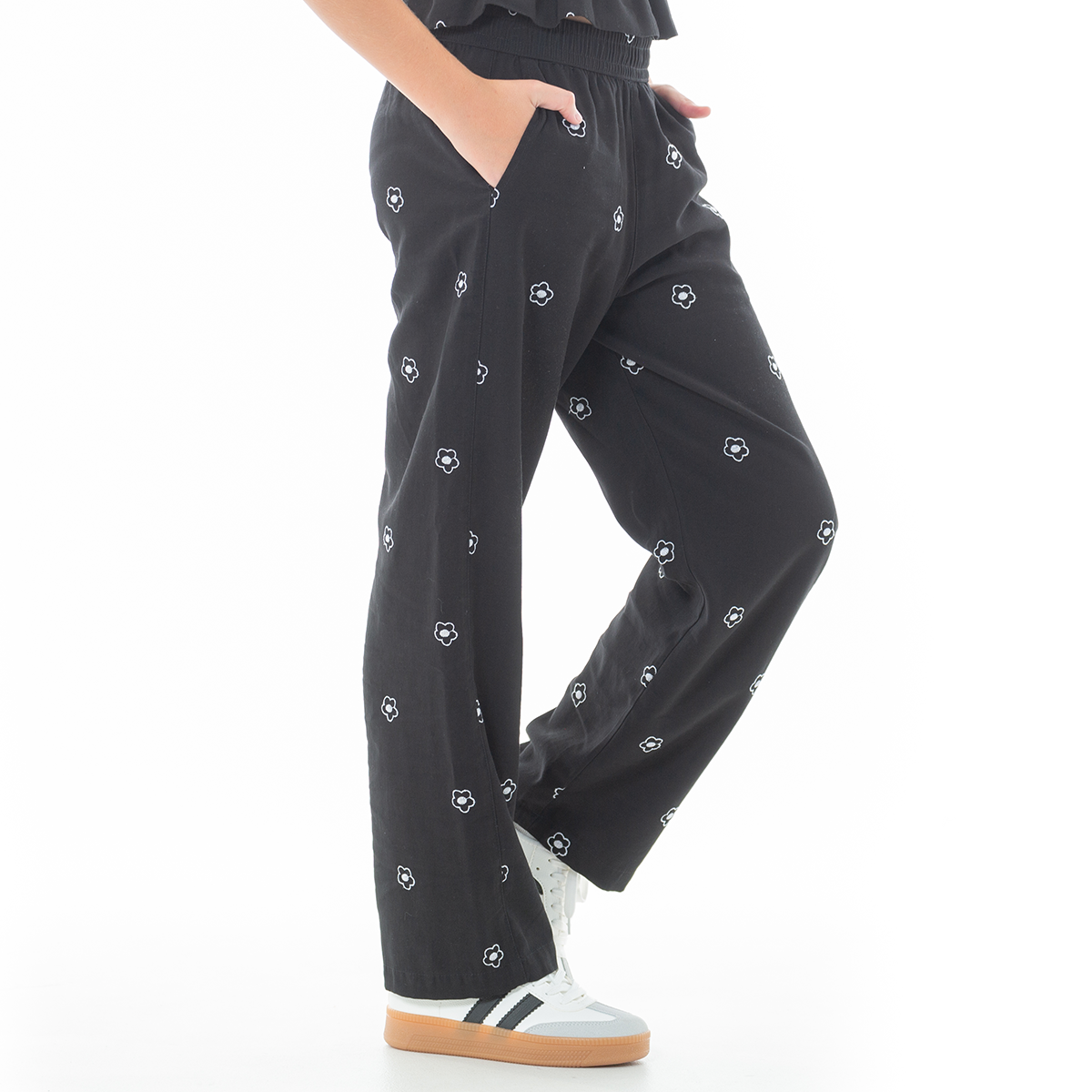 PANTALON PARA NIÑAS CON DISEÑO DE FLORES BORDADAS