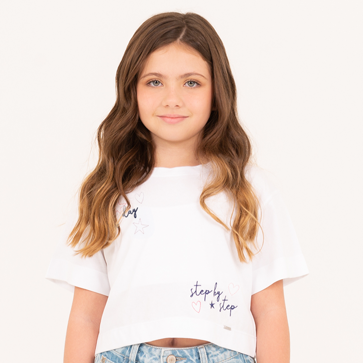 Camiseta para niñas con diseño bordado step by step – Off white