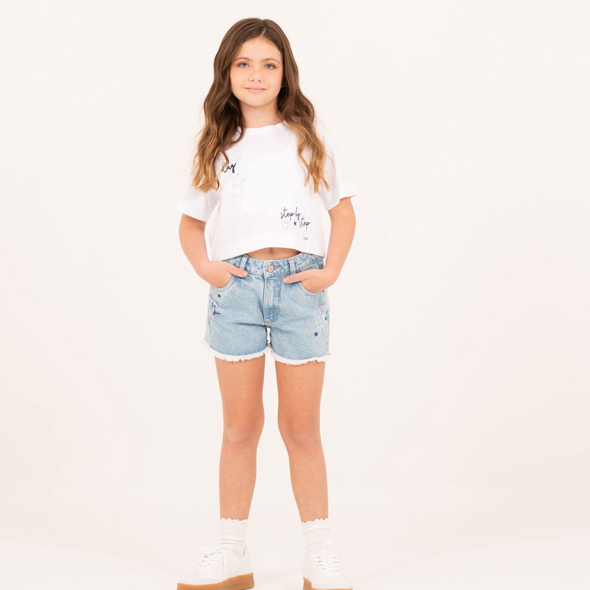 Camiseta para niñas con diseño bordado step by step – Off white
