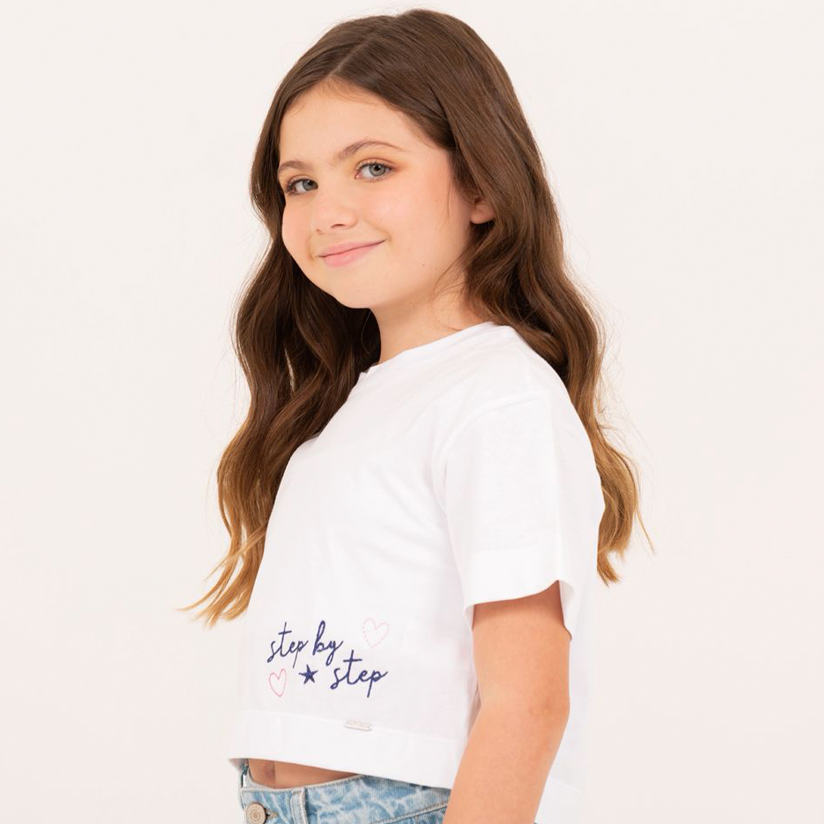 Camiseta para niñas con diseño bordado step by step – Off white