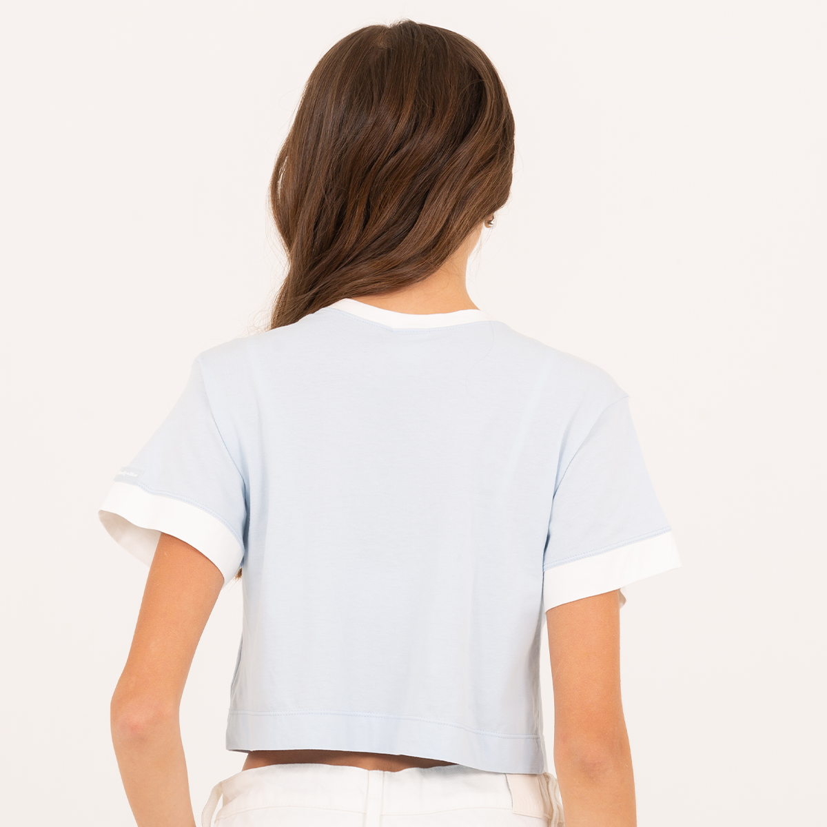 Camiseta crop para niñas con grafico estampado – Azul claro