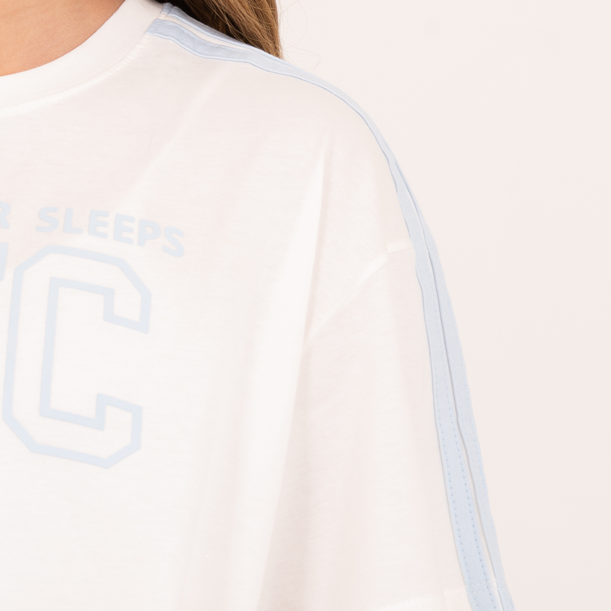 Camiseta para niña “nyc” tono a tono  – blanca
