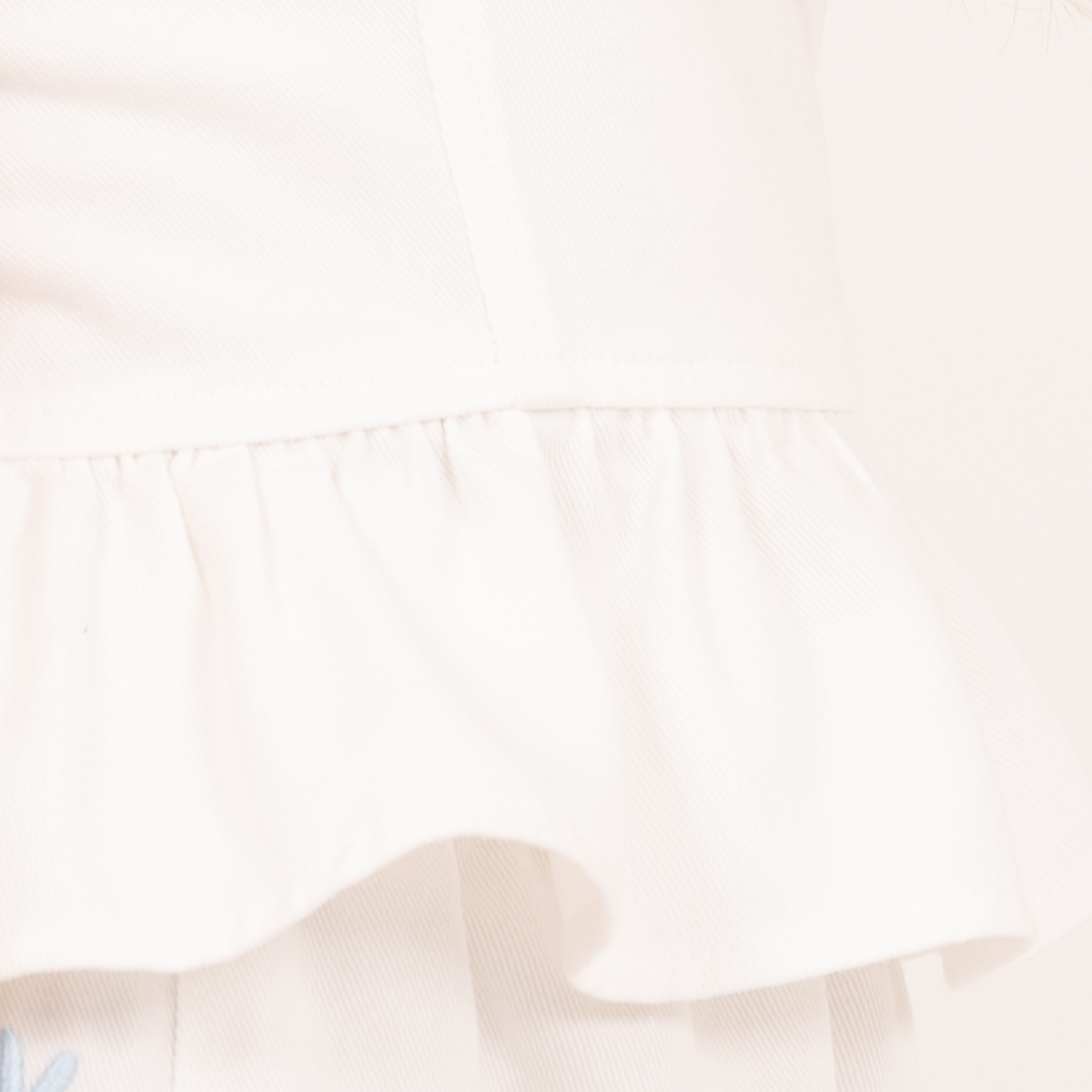 Crop top para niñas con flores bordadas – Off white