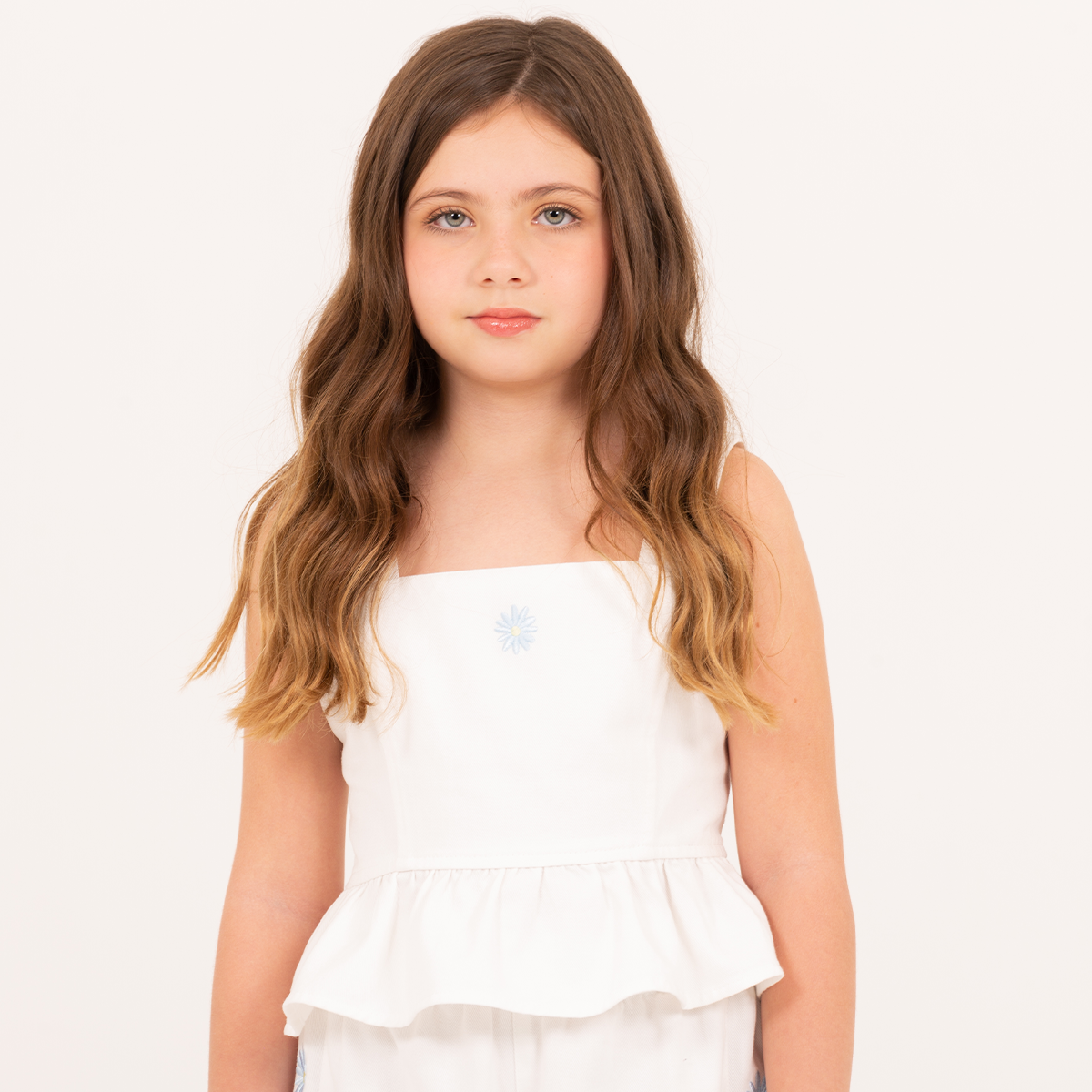 Crop top para niñas con flores bordadas – Off white
