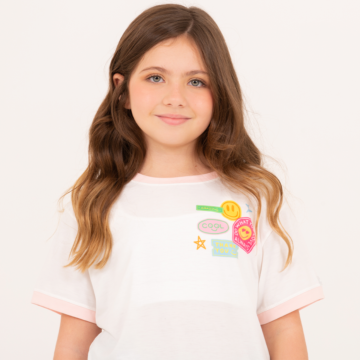 Camiseta para niñas con detalles graficos