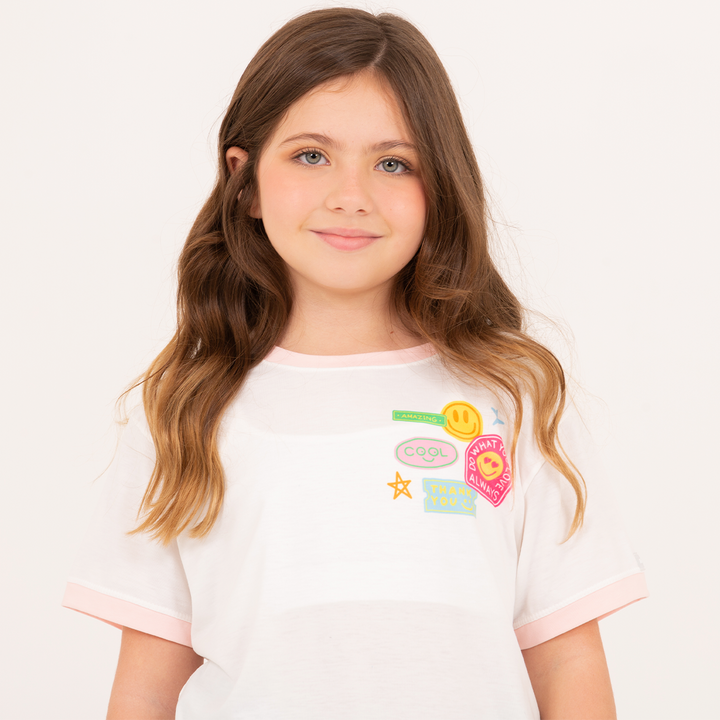 CAMISETA ESTAMPADA PARA NIÑA CON DETALLES GRÁFICOS