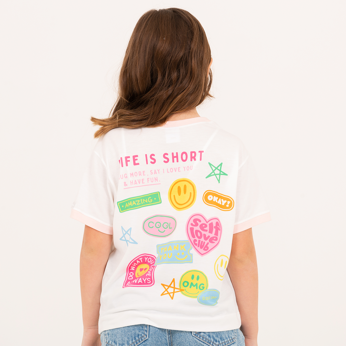 Camiseta para niñas con detalles graficos