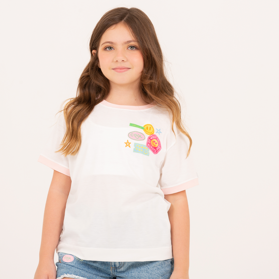 CAMISETA ESTAMPADA PARA NIÑA CON DETALLES GRÁFICOS