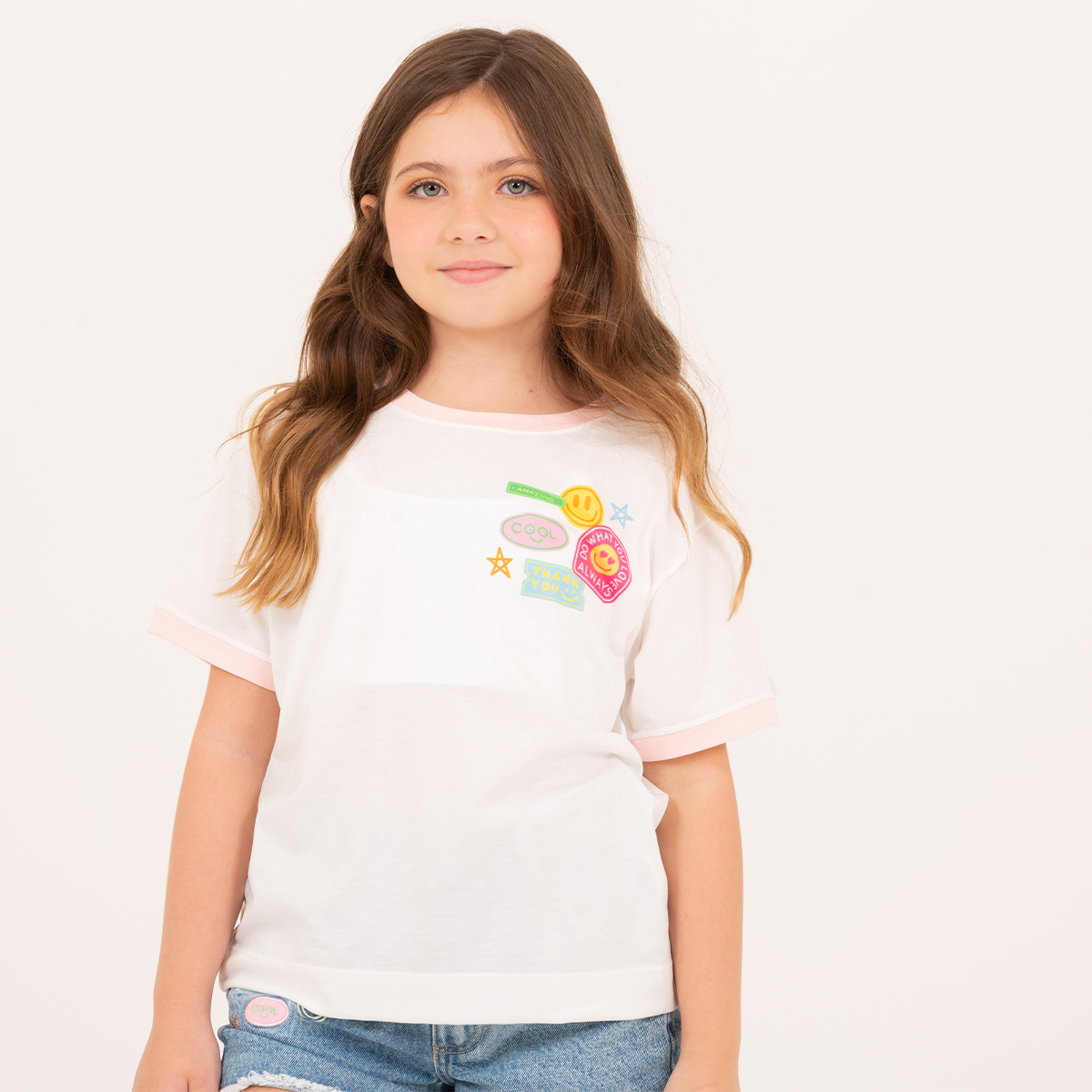 Camiseta para niñas con detalles graficos