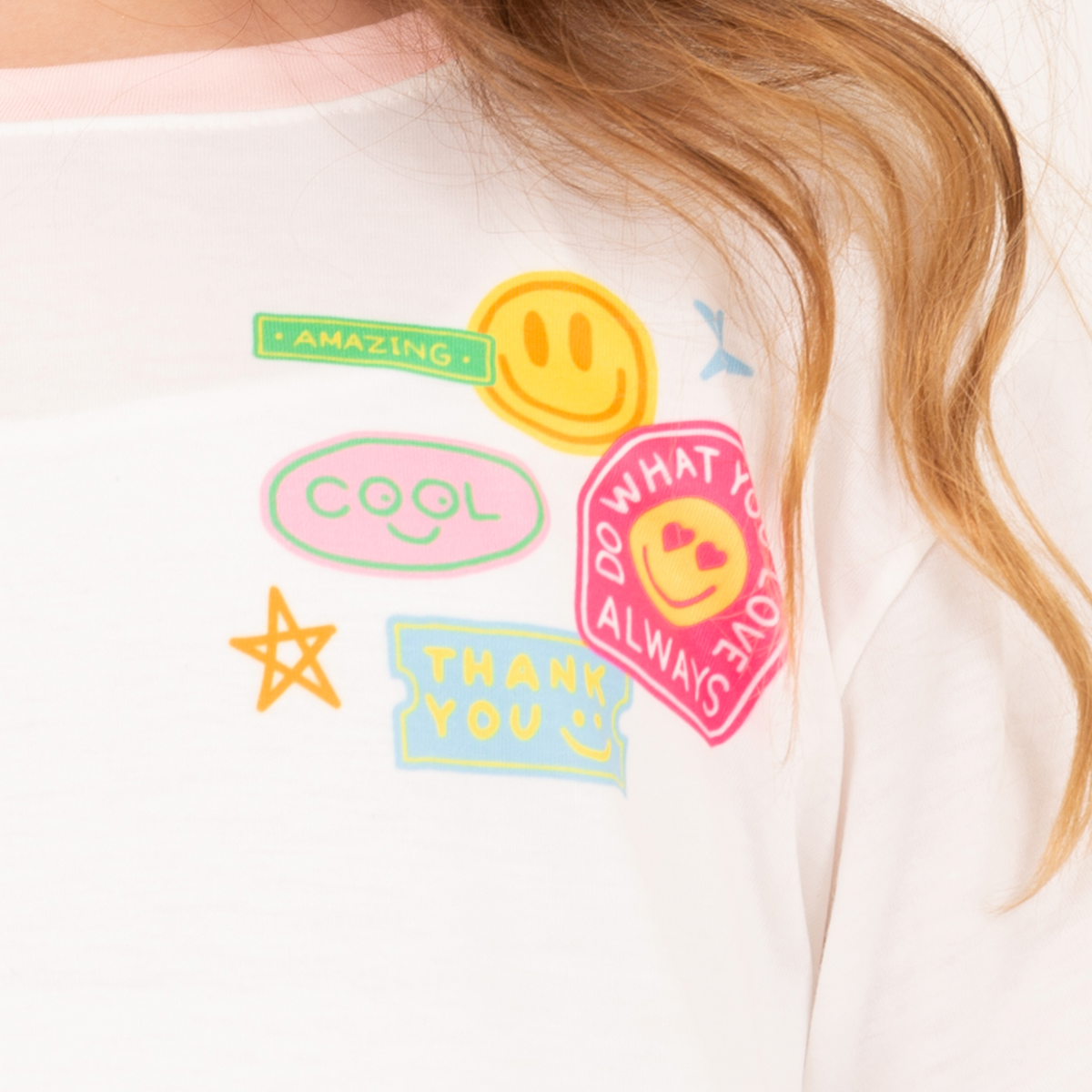 Camiseta para niñas con detalles graficos