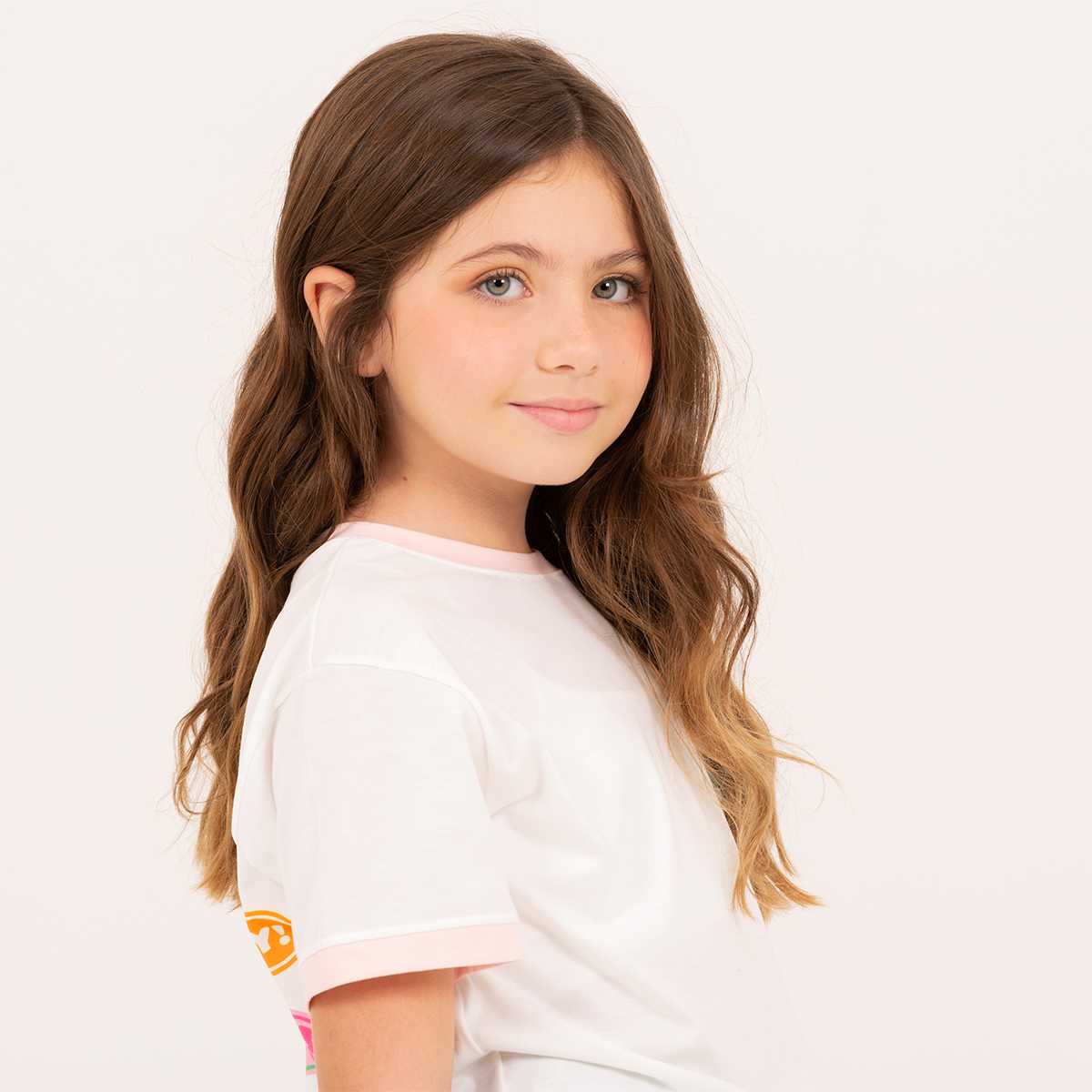 Camiseta para niñas con detalles graficos