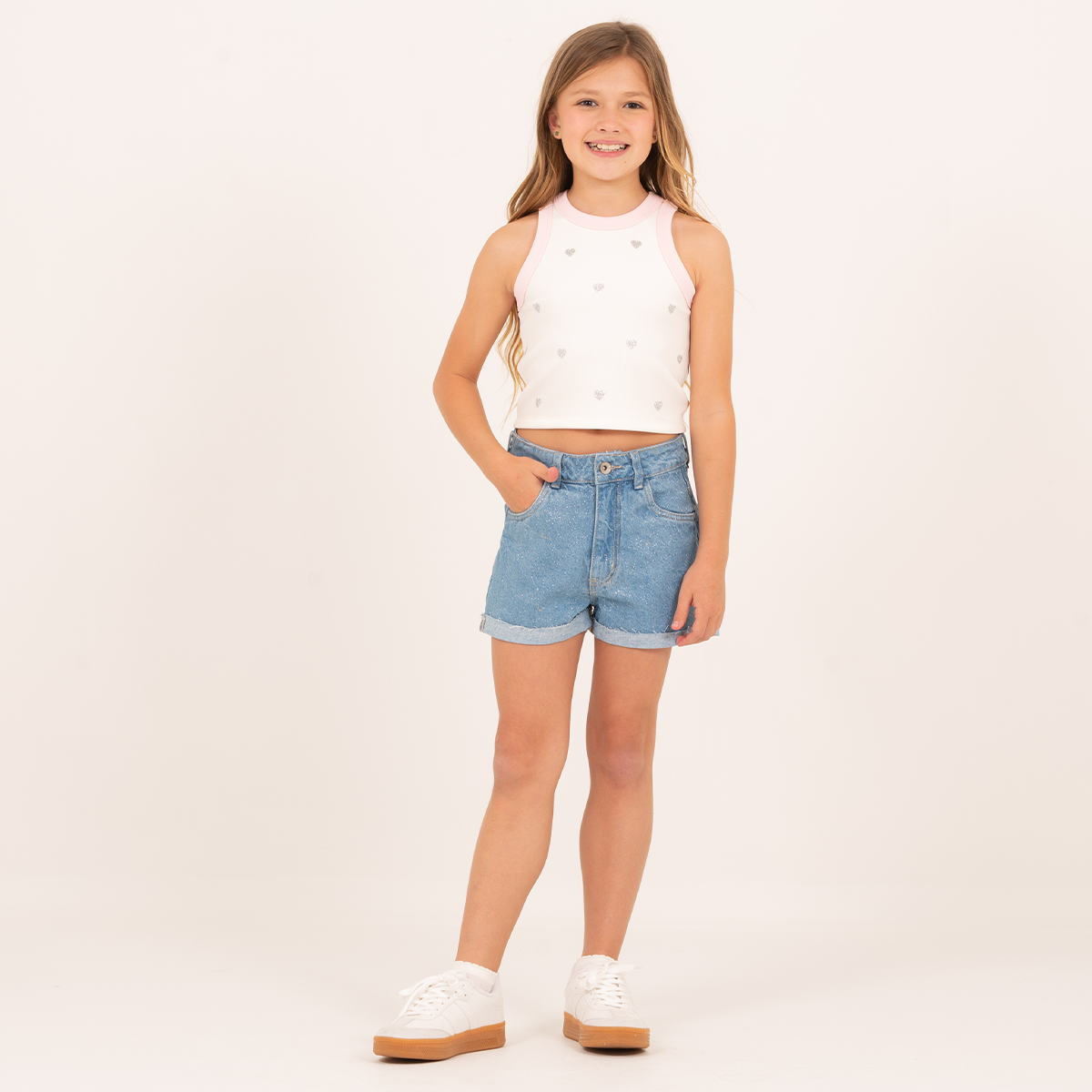 Crop top para niñas en rib con diseño de corazones en glitter  – Off white