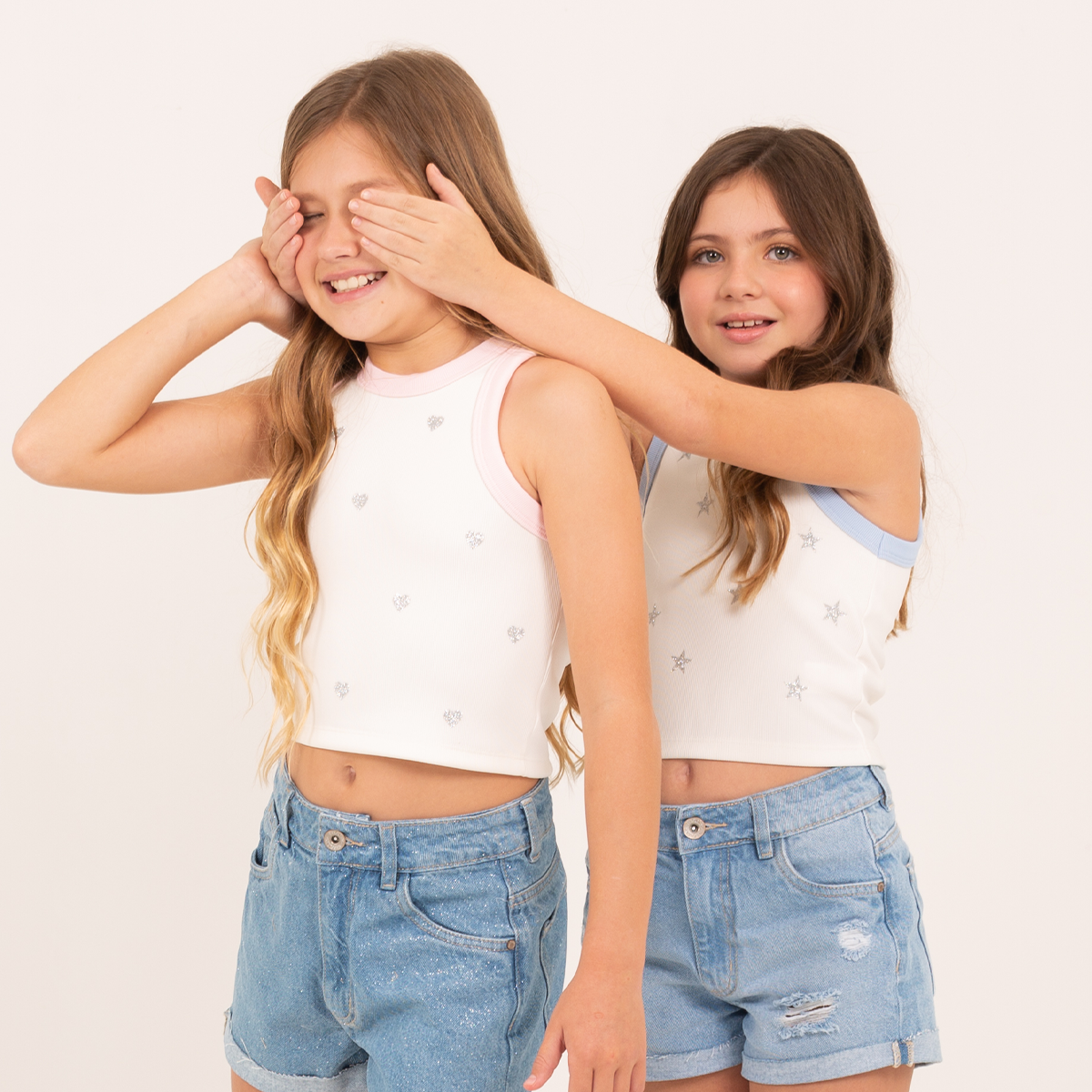 Crop top para niñas en rib con diseño de corazones en glitter  – Off white