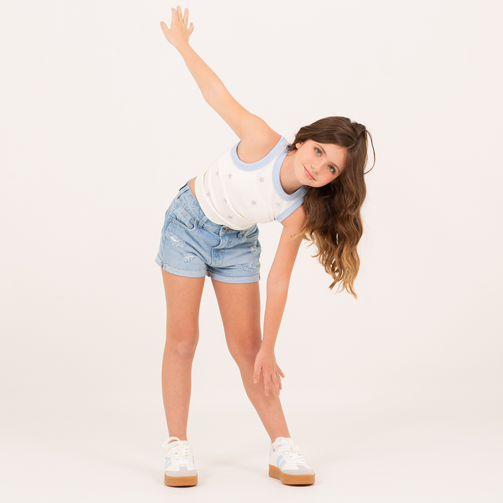 CAMISETA TIPO TANK CROPPED PARA NIÑA CON ESTRELLAS EN GLITTER